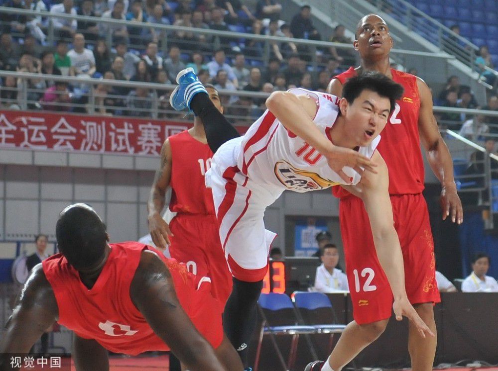 这是什么情况？沐子川痛得脸都皱在一起。